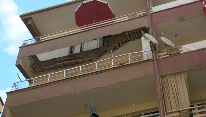 Güngören'de Çok Sayıda Yaralanmaya Neden Olan Balkon Çöktü