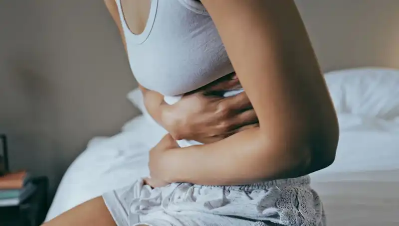 22 Yaşında Bağırsak Kanseri Teşhisi: Belirtiler Görmezden Gelindi