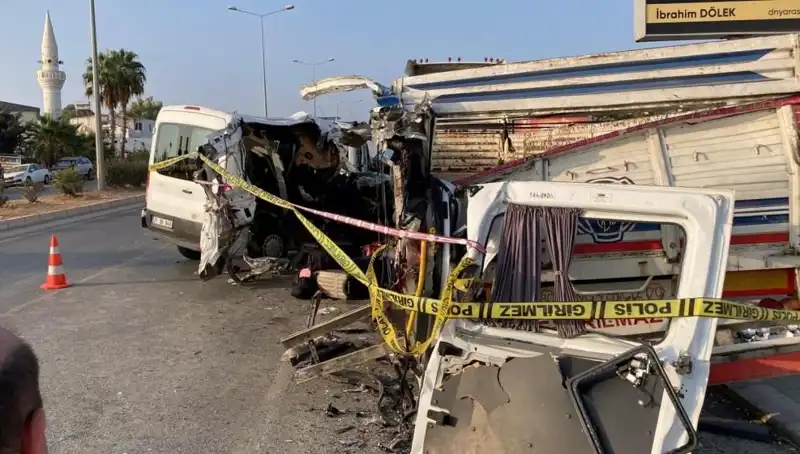 Mersin'deki Tatil Yolunda Feci Kaza: İki Can Aldı, On Yaralı