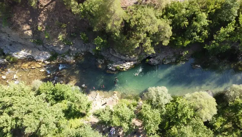 Adana’da Nem Bastırdı, Yaylacılar Doğal Sularla Serinlemeyi Tercih Etti