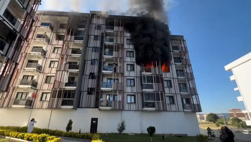 Çanakkale'de Erken Saatlerde Yangın Panik Yarattı