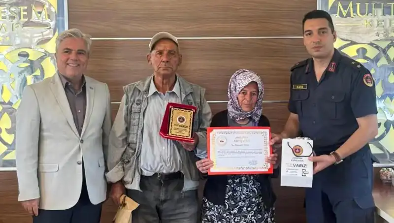 Tek Evi Olan Aile Jandarmaya Bağışladı, Duygusal Anlar Yaşandı