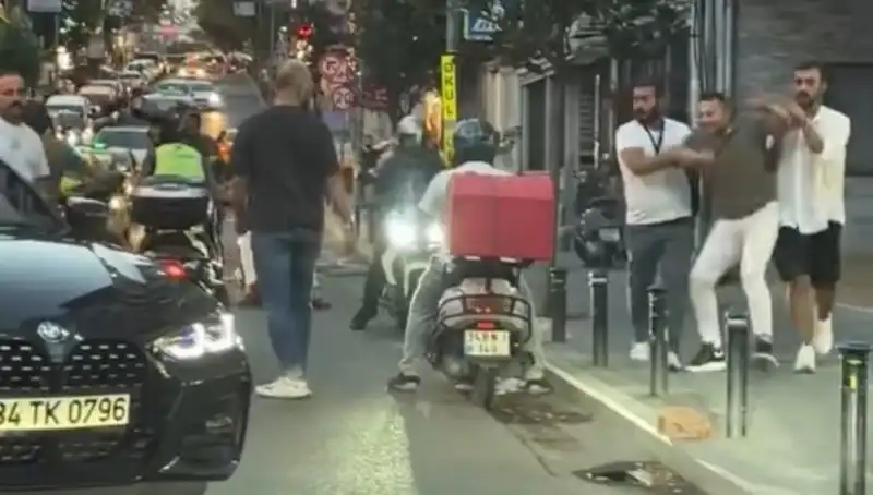Nişantaşı’nda Yol Verme Kavgası: Sopayla Kadının Üzerine Yürüyen Adamın Olayı