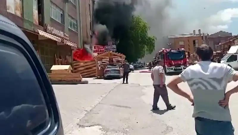 Ankara'da Büyük Yangın: İş Yerleri Alevlere Teslim Oldu