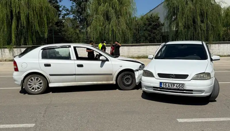 İki Otomobilin Çarpıştığı Kazada İki Kişi Yaralandı!