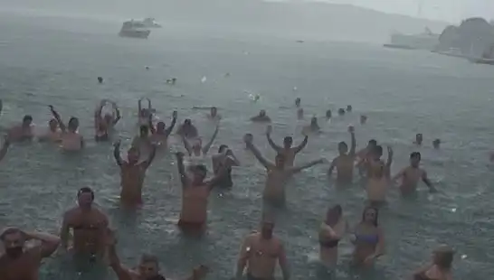 İstanbul'un Bebek Sahili'nde Yağmura Rağmen Plaj Keyfi Yaşandı!