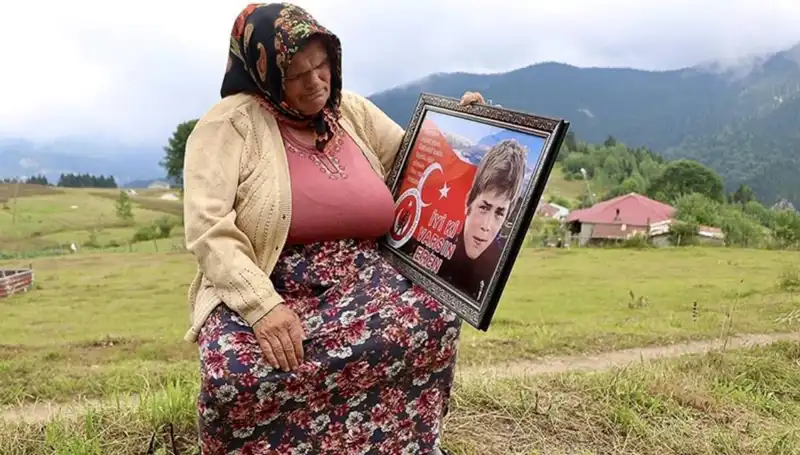 DEM Parti Eren Bülbül’ün Annesini Unutmadı: Bayram Ziyareti Gerçekleştirildi
