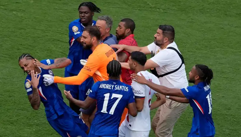 Dev Finalde Şok Edici Olay! Teknik Direktör Futbolcuya Yumruk Attı