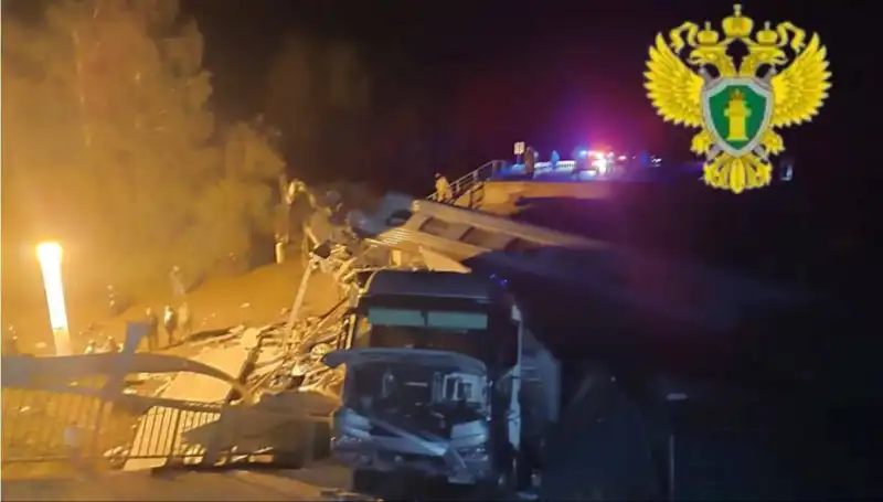 Rusya'da Büyüleyici Bir Facia: İki Köprü Çöktü, Trenler Raydan Çıktı