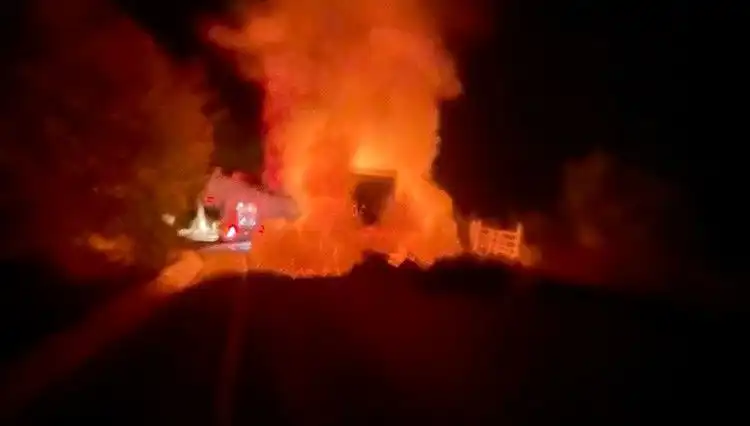 Seyir Halindeki Kamyonet Alev Alev Yandı, İşte O Anlar!