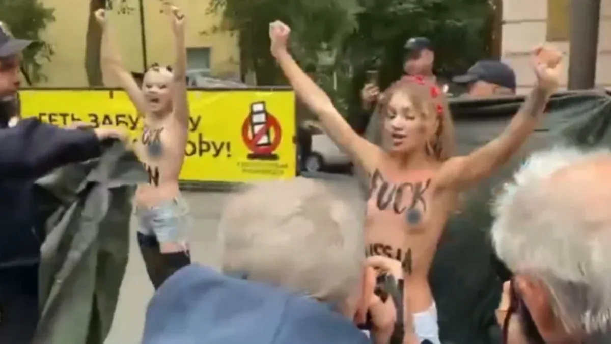 Ukrayna’da İran’a Karşı Çıplak Protesto: Dikkat Çeken Eylem!
