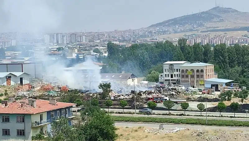 Otluk Alanda Dehşet Veren Yangın, Depoyu Tamamen Küle Çevirdi